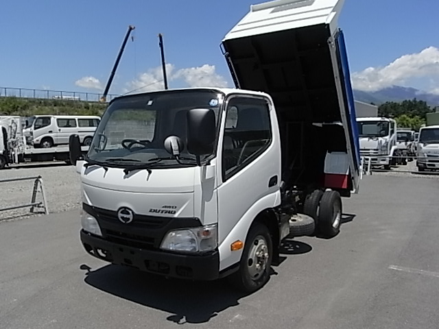 デュトロ4WD全低床5MTダンプ低走行です。