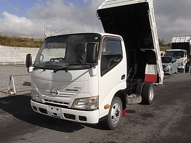 24年デュトロ4WD全低床ダンプ コボレーン付きです。