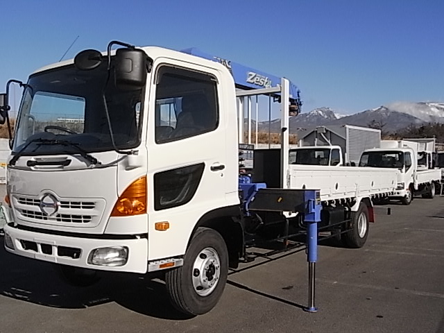 23年62カット日野4段R/Finクレーン付き平ボデーです。